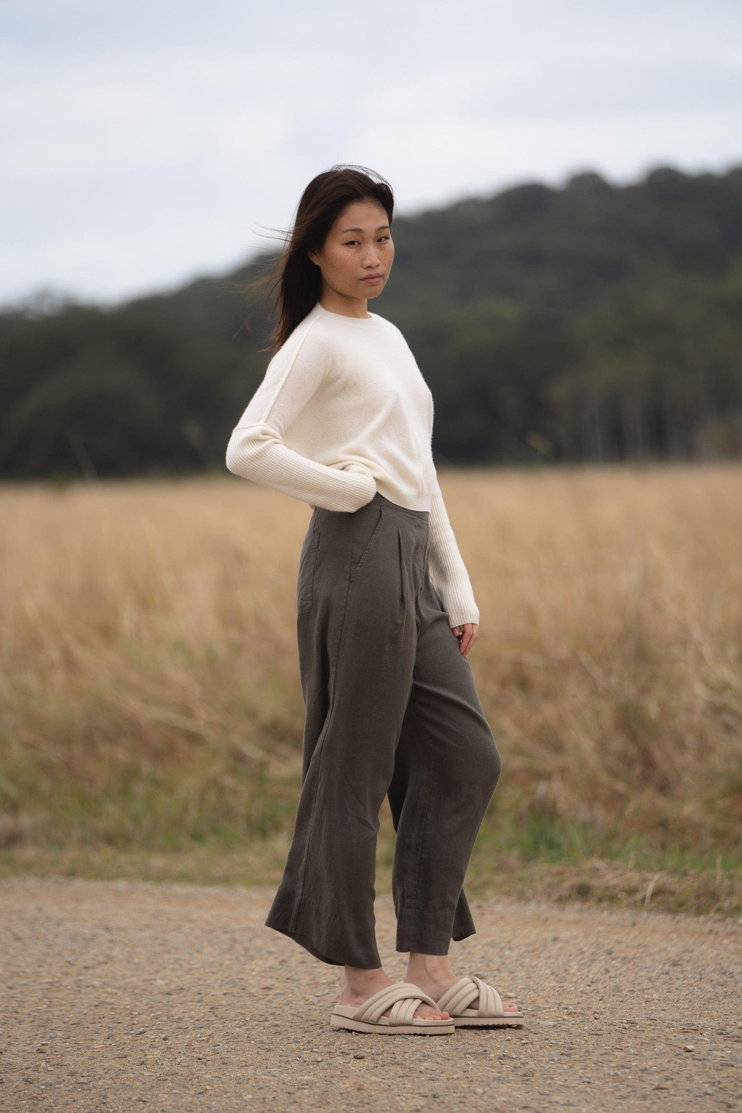 IVY KHAKI LINEN CROP PANTS